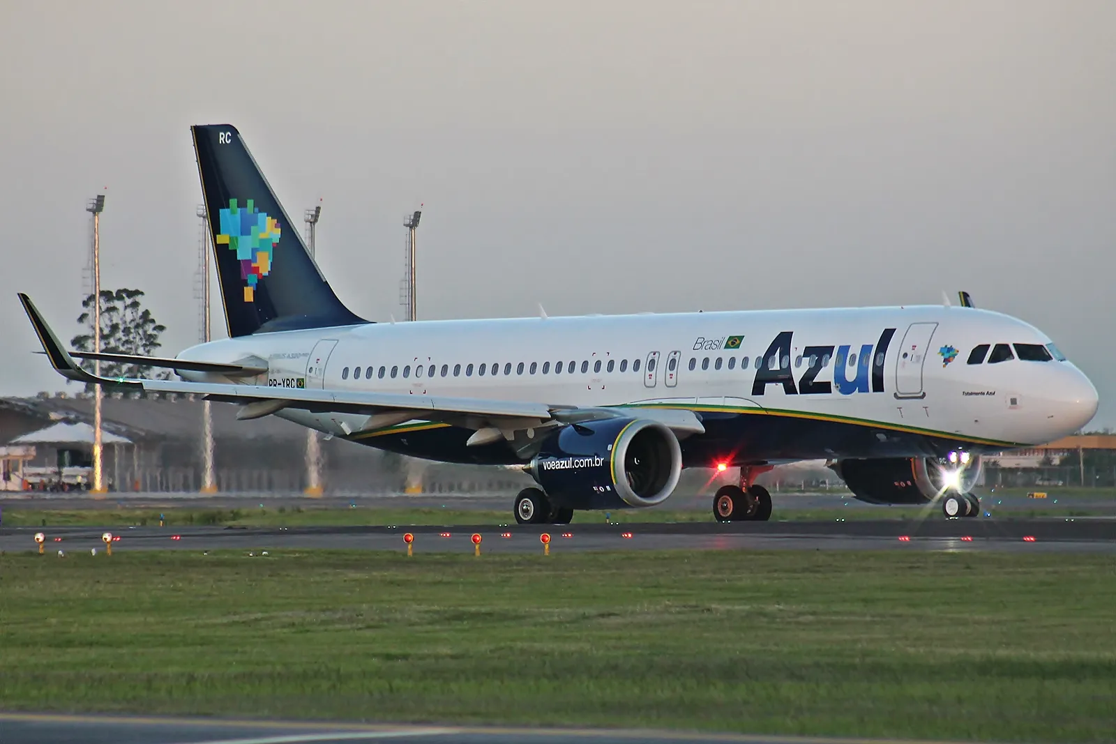 Aeronave da Azul taxiando.